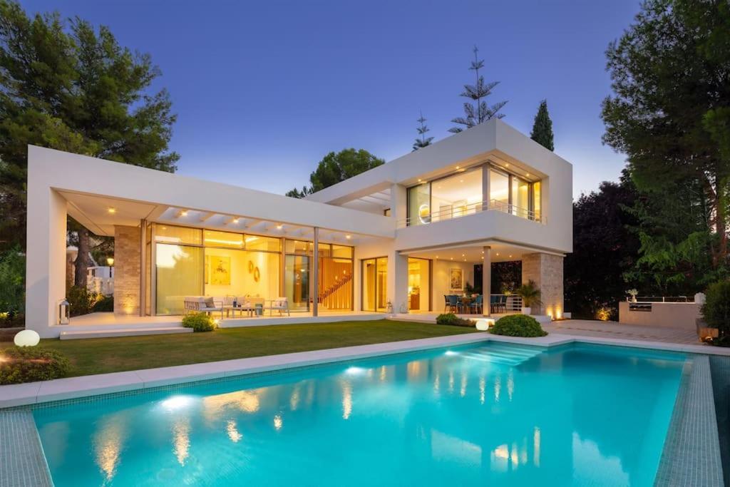 Amazing Modern Located Mins From Rdr234 Villa